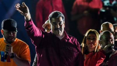 El presidente venezolano, Nicolás Maduro, saluda a sus seguidores después de que el Consejo Nacional Electoral (CNE) anunciara los resultados de la votación el día de las elecciones en Venezuela.