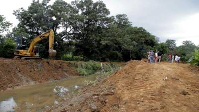 Más de un kilómetro de dragado se está ejecutando a lo largo de la quebrada de Adán en La Ceiba.