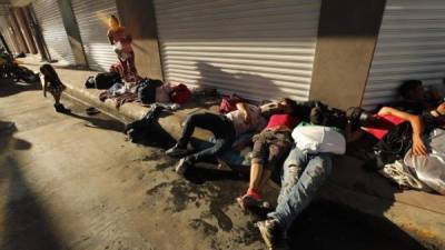 Migrantes hondureños descansan en la población de Huixtla, en el estado de Chiapas (México), durante su travesía hacia Estados Unidos hoy, martes 23 de octubre de 2018. EFE