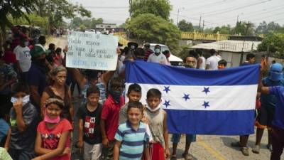 Los pobladores del bordo del sector Lomas del Carmen protestaron ayer y pidieron al Gobierno alimentos.