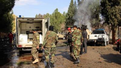 Militares afganos inspecciones el lugar tras el ataque, cuya autoría reclaman los talibanes.