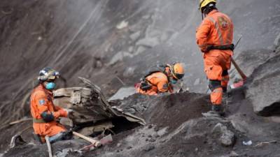 Las condiciones climáticas dificultan los operativos de rescate en la denomina zona cero de la tragedia en Guatemala./AFP.