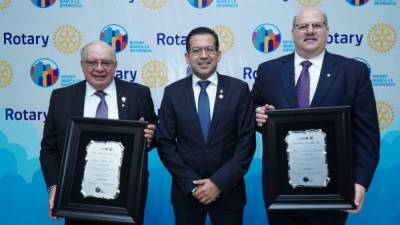 Diego Pulido Aragón, el presidente rotario César García y Jorge Shibli Canahuati Larach.