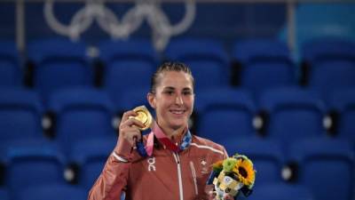 La suiza Belinda Bencic, medallista de oro, posa con su medalla durante la ceremonia de entrega de medallas de tenis individual femenino de los Juegos Olímpicos.