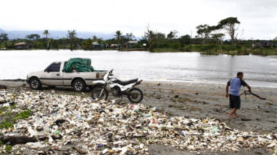 En la barra del Motagua se acumulan toneladas de desechos arrastrados por el río Motagua de Guatemala.