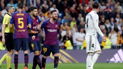 El defensa del Real Madrid, Sergio Ramos (d), y el delantero argentino del FC Barcelona, Lionel Messi (i), durante el partido de la 26ª jornada de Liga en Primera División que Real Madrid y FC Barcelona.
