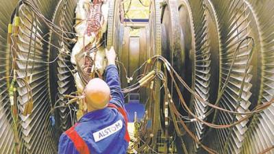 Un empleado del negocio de turbinas de Alstom, una empresa pretendida por Siemens y GE.