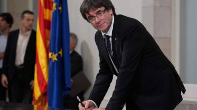 Carles Puigdemont en una foto de archivo fechada el 10 de octubre de 2017, cuandi firmó el instrumento de independencia de Cataluña, razón por la que fue cesado de su cargo.