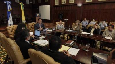 El alcalde Armando Calidonio junto a regidores en la sesión de ayer por la mañana.