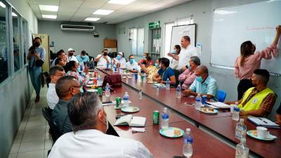 <b>Personal de Copeco y alcaldes de Cortés durante la reunión realizada ayer por la mañana. Fotos: Amílcar Izaguirre.</b>