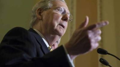 El líder de la mayoría en el Senado Republicano Mitch McConnel habla durante una conferencia de prensa sobre la Ley de Autorización de Defensa Nacional y la atención de la salud, el martes 12 de septiembre de 2017, en Capitol Hill, en Washington, DC. (EE.UU.). EFE/MICHAEL REYNOLDS/Archivo