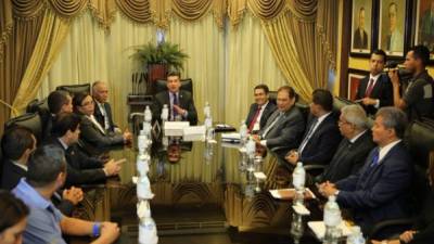 Al fondo de la mesa Rolando Argueta Pérez, presidente de la (CSJ), a su derecha Mauricio Oliva Herrera, presidente del Congreso Nacional y a su lado izquierdo el presidente de Honduras, Juan Orlando Hernández Alvarado.