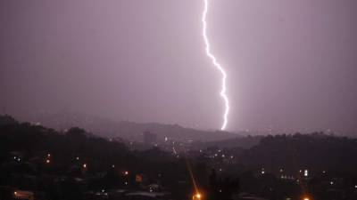 ES Rayo tormenta electrica 06 Jun 2012
