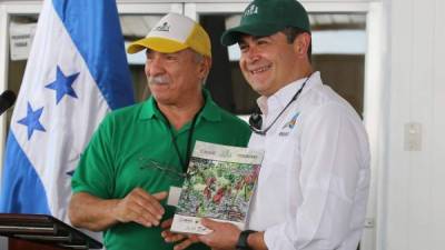 Adolfo Martínez en un evento pasado con el presidente Juan Orlando Hernández.