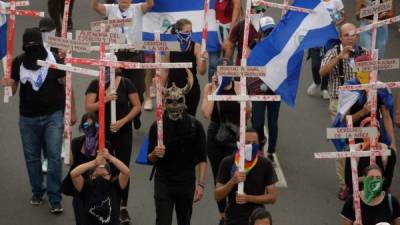 Manifestantes opositores nicaragüenses toman parte en una marcha nacional llamada 'Unidos somos un volcán' en Managua este 12 de julio de 2018.AFP