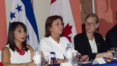 La directora de Plan internacional en Honduras, Belinda Portillo, la directora regional para América Latina y el Caribe de Unicef, María Cristina Perceval, y la secretaria parlamentaria del Ministerio de Desarrollo de Canadá, Karina Gould, durante el Lanzamiento del Proyecto Sistema de Protección Integral para la Niñez y Adolescencia Hondureña (PRONIÑEZ).