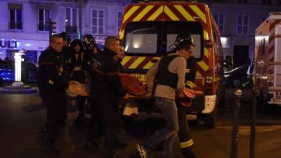Los cuerpos de socorro se movilizaron para auxiliar a las decenas de heridos tras los ataques ocurridos en París, Francia.