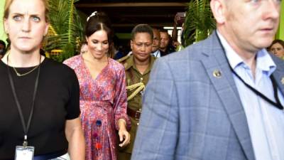 La duquesa de Sussex fue escoltada por sus guardaespaldas y seguridad de la Fiji debido a una multitud incontrolable. AFP