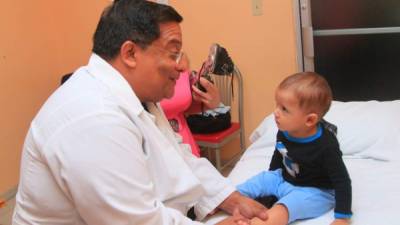 El ortopeda Gustavo Vásquez revisa a un niño en la consulta de Ruth Paz. Foto: Jorge Monzón