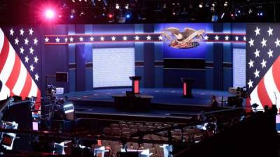 El escenario está listo para que Clinton y Trump se enfrenten esta noche frente a millones de televidentes.