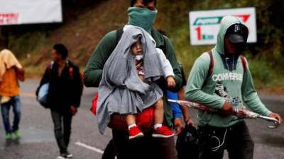 Cientos de hondureños avanzan este miércoles hacia Ciudad de Guatemala en una nueva caravana de migrantes que se dirige a Estados Unidos, donde el presidente Donald Trump volvió exige la construcción de un muro para bloquear la entrada a los indocumentados.