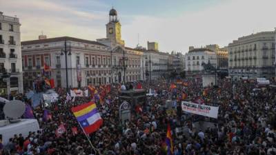 Salieron por miles a las calles agitando banderas republicanas: la abdicación el lunes del rey Juan Carlos I de España. Foto AFP