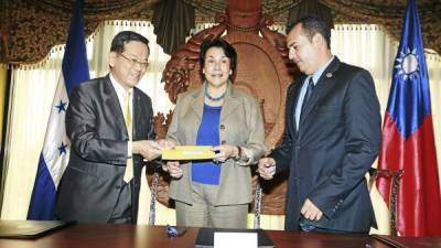 Joseph Kuo, Mireya Agüero y Moisés Alvarado al oficializar los fondos.