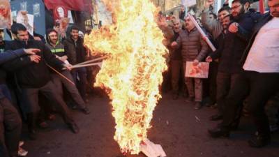 Iraníes protestan contra el sistema islámico a raíz del derribo de un avión. Fotos: AFP