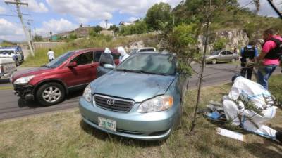 Personal de la DPI inspecciona el carro en el que se transportaban los dos supuestos asaltantes.