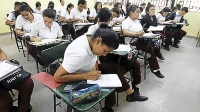 Estudiantes de la Escuela normal mixta Pedro Nufio en Tegucigalpa