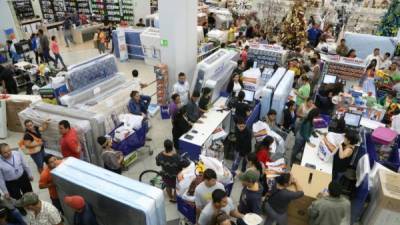 Los sampedranos aprovechan a llevar artículos básicos para su hogar.