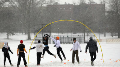 Un grupo de jóvenes en Brooklyn, Nueva York, juegan en la nieve.