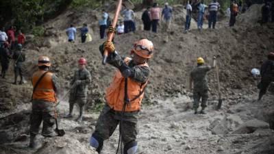 La conmoción y el desconsuelo reinan en la colonia El Cambray II del sureste de Guatemala, donde autoridades y voluntarios intentan rescatar al mayor número posible de sobrevivientes de un derrumbe de tierra.
