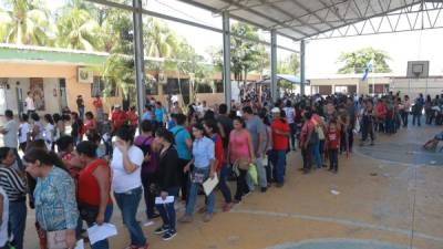 Afluencia. La escuela Soledad Fernández fue el punto de encuentro para que decenas de padres de familia recibieran el subsidio de parte del Gobierno. foto: Melvin Cubas.