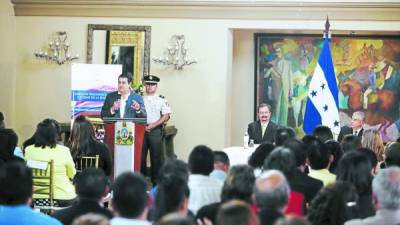 El presidente Hernández encabezó ayer el primer Foro Nacional sobre Descentralización de la Educación.
