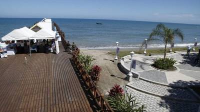 Turistas disfrutarán del muelle renovado.