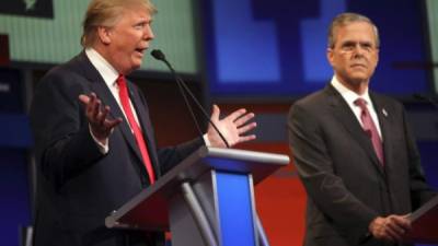 Donald Trump y Jeb Bush durante uno de varios debates en los que los aspirantes republicanos se enfrentaron.