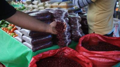 PRECIOS. En los mercados capitalinos, la libra de frijol no pasa de los 13 lempiras. FOTOS: ANDRO RODRÍGUEZ