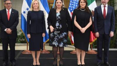 El viceministro salvadoreño de Relaciones Exteriores, Integración y Promoción Económica, Carlos Castaneda; la secretaria de Seguridad Nacional de EE.UU., Kirstjen Nielsen; la ministra de Relaciones Exteriores de Guatemala, Sandra Jovel; la canciller de Honduras, María Dolores Aguero, y el canciller de México, Luis Videgaray, posan para una foto oficial al inicio de una reunión hoy, martes 10 de julio de 2018, en Ciudad de Guatemala (Guatemala). EFE