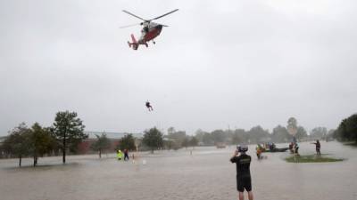 Unos 5,500 habitantes habían sido rescatados y albergados hasta ayer en Houston, una cifra que, según el alcalde Sylvester Turner, aumentará de manera “exponencial”.