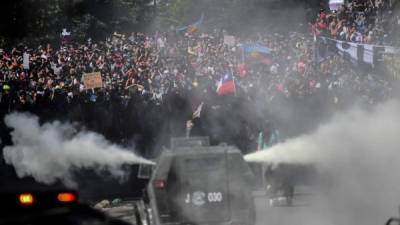 Miles de chilenos salieron a protestar por quinto día consecutivo en varias ciudades enfrentándose a los militares en violentas manifestaciones que ya dejan 15 muertos.