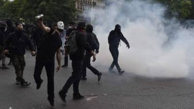 La policía respondió con gases lacrimógenos. AFP