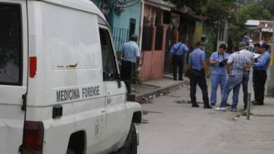 Los dos jóvenes fueron acribillados a eso de las 9:30 am de ayer dentro de una cuartería del barrio Las Palmas.