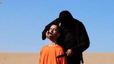 El video evidencia cuando un miembro de Isis amenaza al rehén británico.