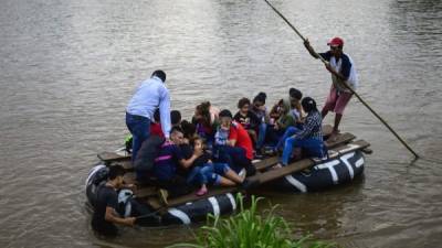 Cientos de migrante cruzan a diario el río Suchiate, la mayoría familias hondureñas con niños./AFP.