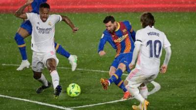 Real Madrid y Barcelona mantienen sus posturas de seguir en la Superliga Europea. Foto AFP.