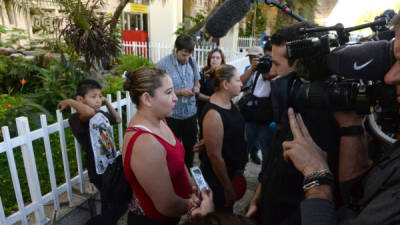 Familiares del pescador José Salvador Alvarenga esperan su llegada a El Salvador.