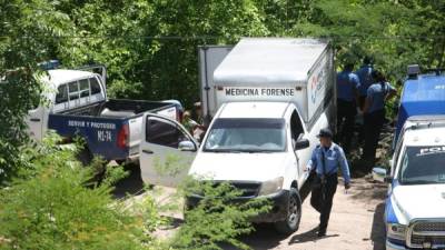 Autoridades forenses levantaron los cadáveres.