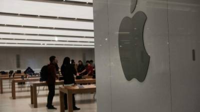 Clientes en una tienda Apple de la ciudad de Nueva York. La compañía reportó ventas menores a las esperadas.