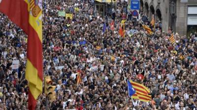 Miles de personas han salido a las calles de Barcelona para protestar contra el gobierno Español.